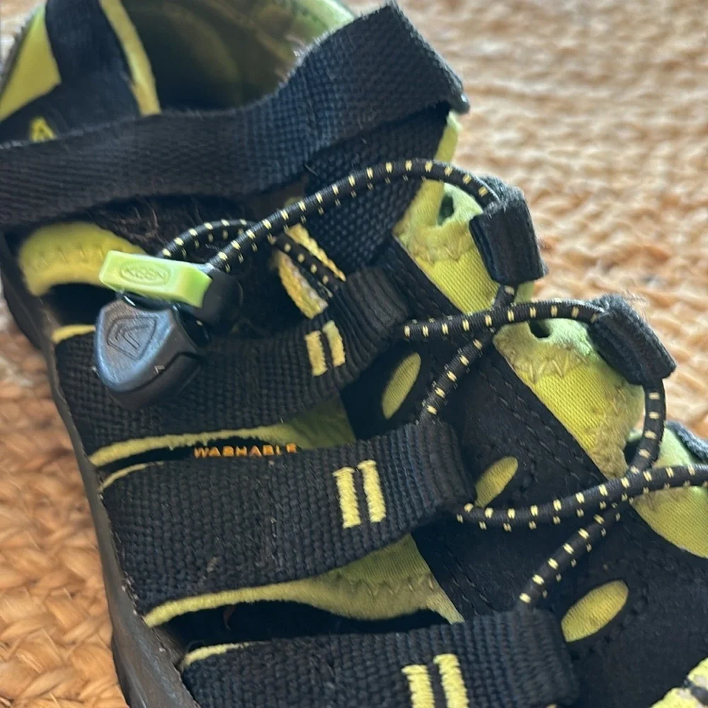 Keen‎ Youth Hiking/water shoes black and neon green youth size 2